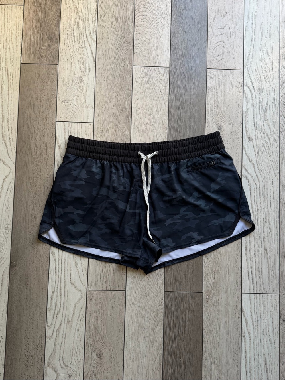 Vuori Women’s Black Camo Athletic Shorts with Drawstring XL